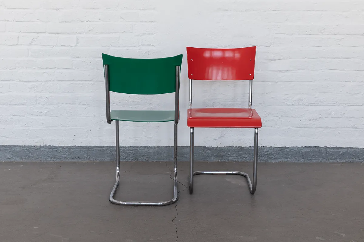 Original Mart Stam B43 Freischwinger steel tube chair, manufactured by Thonet Mundus in the 1930s. Expertly refinished wooden surfaces in characteristic 1930s colors