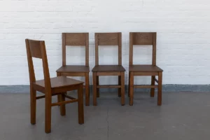 Set of 4 chairs in New Objectivity style, 1930s. Made of oak with a minimalist design, these functional and elegant chairs reflect the design principles of the 1930s, ideal for modern, purist interiors.