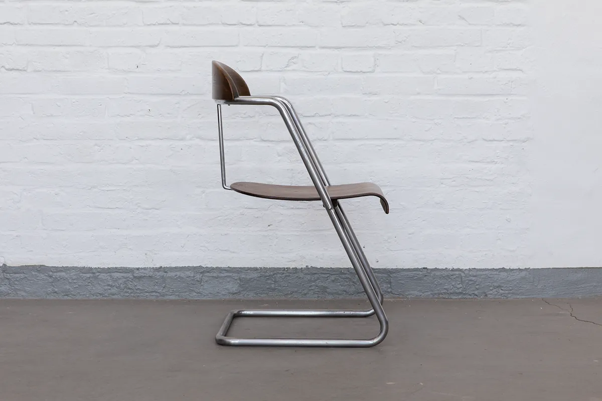 Side view of a Jindřich Halabala Model H-138 cantilever chair from the 1930s. Featuring a chromed tubular steel frame and curved seat and backrest in oak-veneered plywood. Original museum condition.
