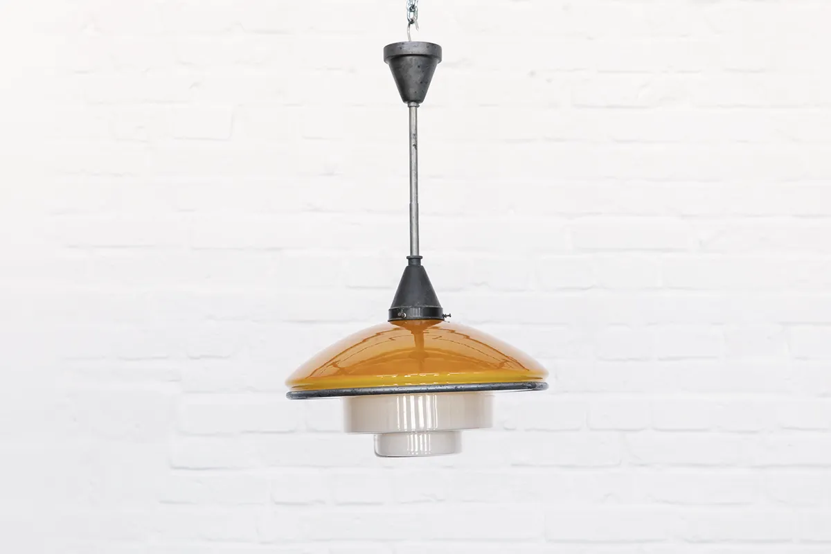 kademo-store-sistrah-megaphos-p4-pendelleuchte-gelbes-oberglas-bauhaus-1930s-140I01 Sistrah P4 pendant light with yellow glass by Otto Müller, 1930s Bauhaus-inspired design. Ideal for functional lighting in dining and kitchen spaces.