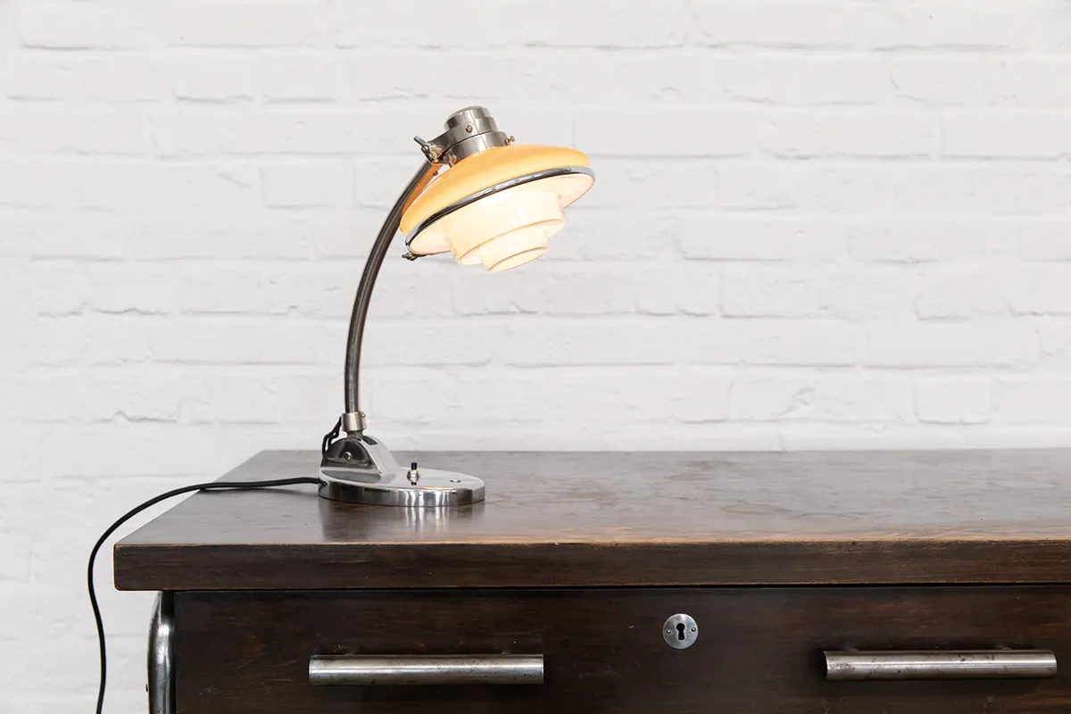 Rare original Sistrah T2 “Megaphos” desk lamp, designed by Otto Müller around 1932. With sun-yellow overlaid glass and stepped diffuser – a landmark of German modernist lighting.
