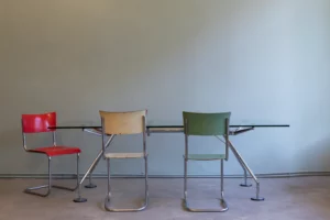 Original Nomos Table by Sir Norman Foster for Tecno featuring a glass top and a technically articulated metal frame. Architectural table design with visible structure, precision joints, and a light yet robust construction.