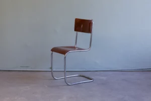 S43 cantilever chair from the 1930s by Mart Stam, produced by Thonet-Mundus, featuring a brown-red finish and tubular steel frame.