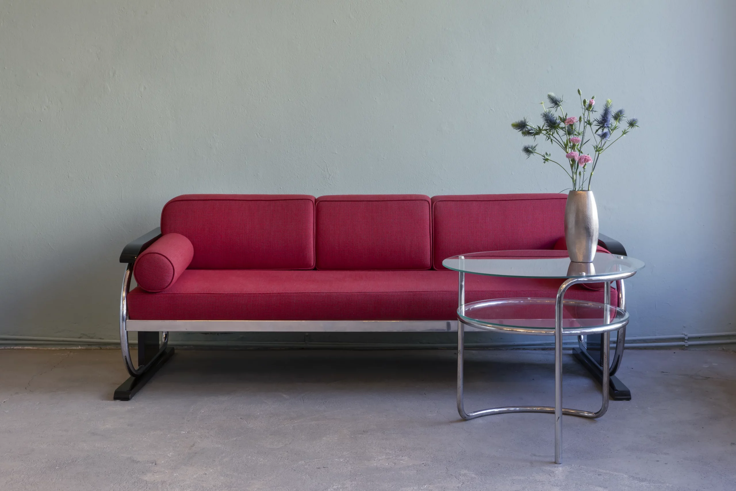 Tubular steel daybed couch by Hynek Gottwald, Czechoslovakia 1930s, chromed tubular steel frame on high-gloss lacquered wooden sled bases with red upholstery.