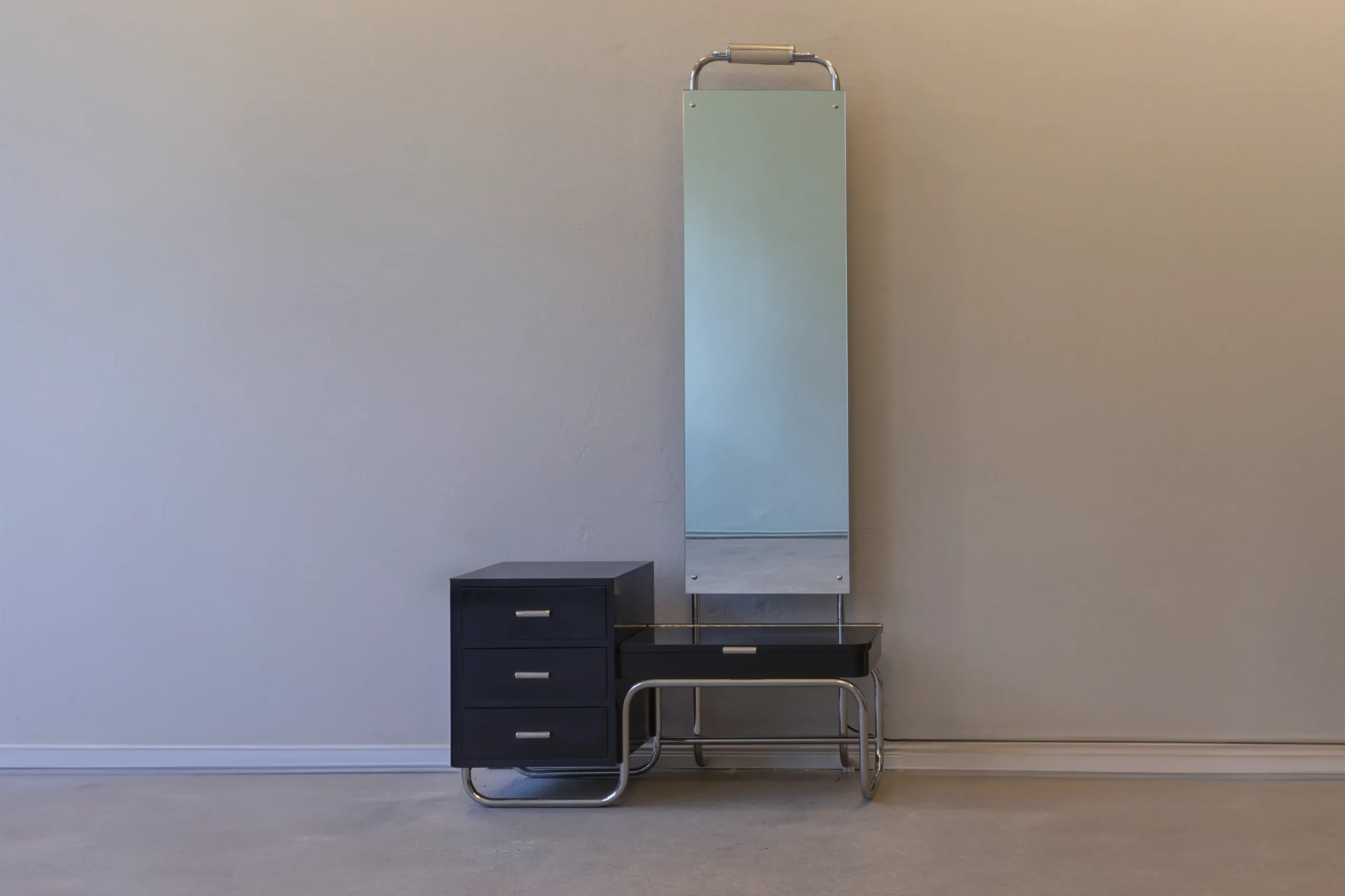 mirror cabinet in Bauhaus style