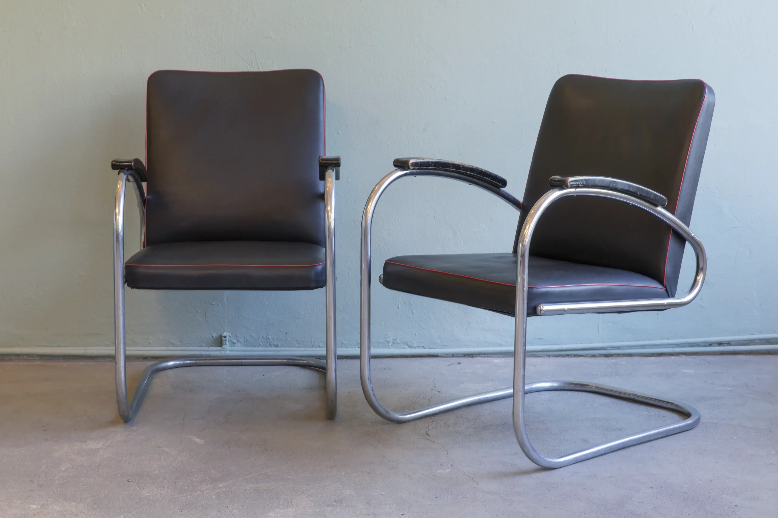 Original RS7 tubular steel armchairs by Alfons Mauser with black upholstery and red piping. German Streamline Moderne featuring chrome-plated tubular steel and original maker's badge.