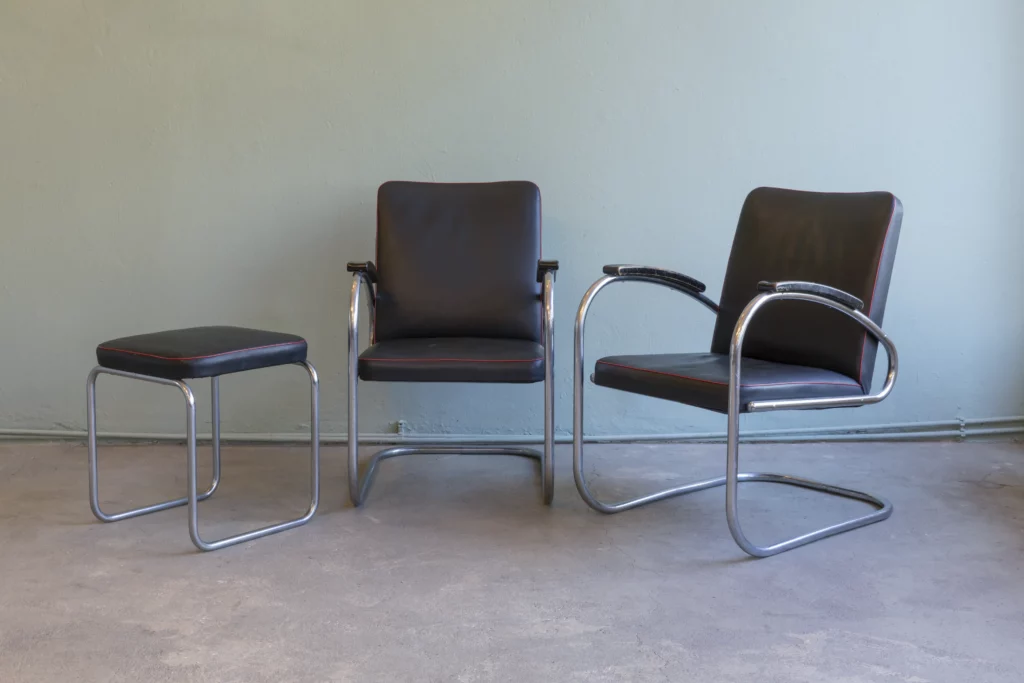 Original RS7 tubular steel armchairs by Alfons Mauser with black upholstery and red piping. German Streamline Moderne featuring chrome-plated tubular steel and original maker's badge.
