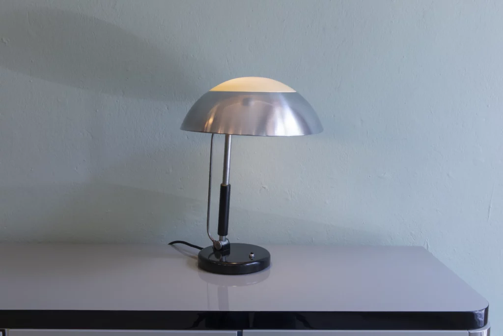 Karl Trabert table lamp Model 8621 for Schanzenbach & Co., Germany, circa 1933. Adjustable table lamp in aluminium, opal glass and lacquered steel, representing Bauhaus-influenced German Modernism.