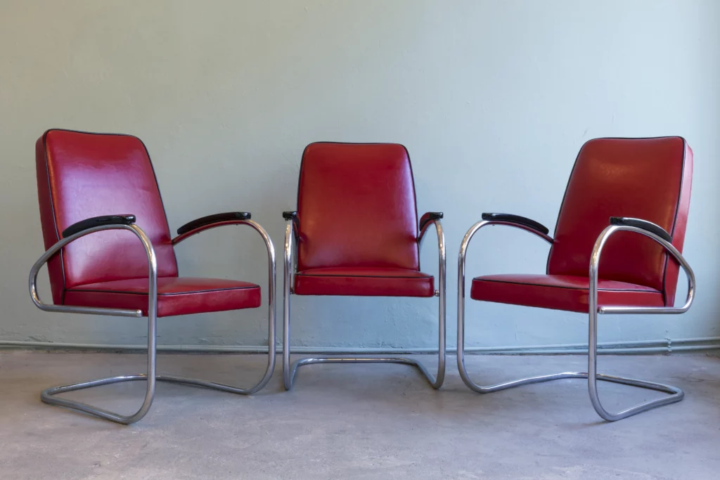 RS7 tubular steel armchairs by Alfons Mauser with red leather upholstery, black wooden armrests and chrome-plated tubular steel. German Streamline Moderne.