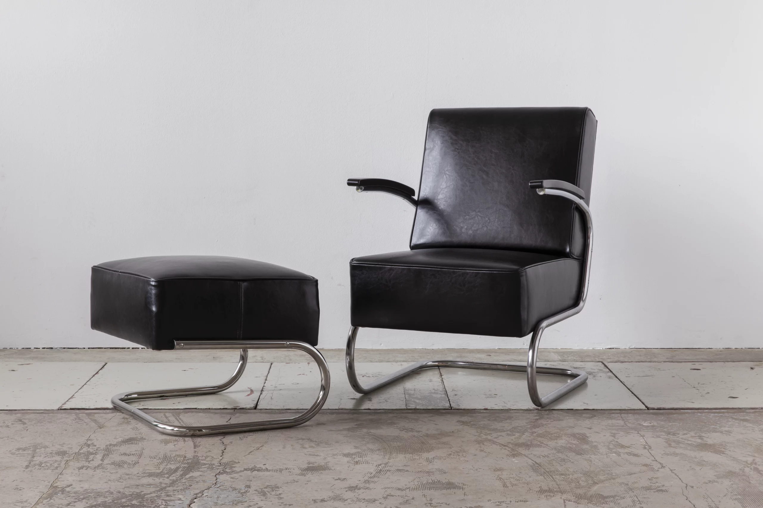 Thonet K411 Freischwinger-Sessel mit schwarzem Lederbezug - 1930er Jahre