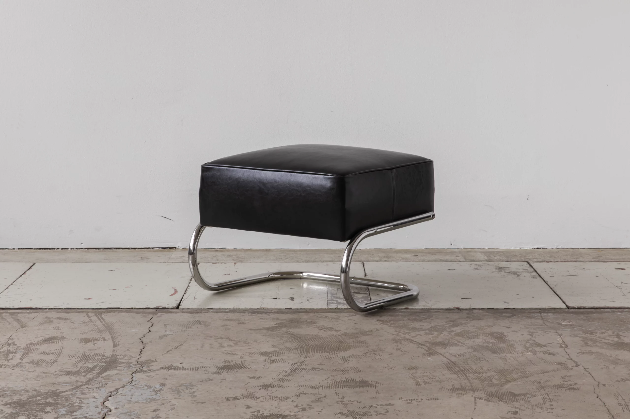 Thonet K 411 Hocker mit schwarzem Lederbezug – 1930er Jahre<br/><br/>